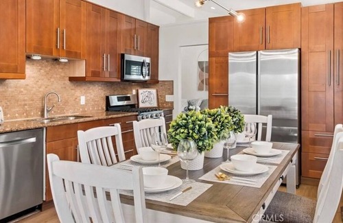 Mission Viejo Apartment | 3 Bedroom Single family L-597259 by Houzlet