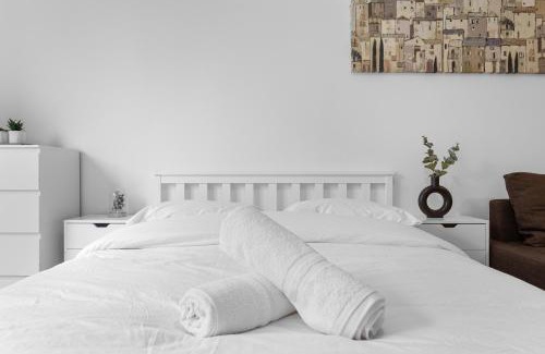 Tooting Apartment | 3 Bedroom Sleep12 in London MR2