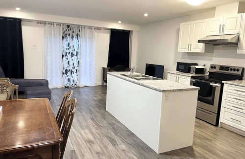 Kitchener House | 3 Bedroom (Sleeps 10!) 2.5 Bath Home!