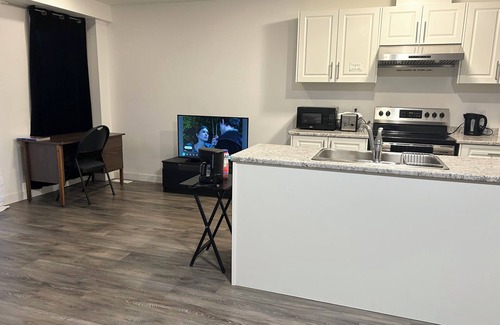 Kitchener House | 3 Bedroom (Sleeps 10!) 2.5 Bath Home!
