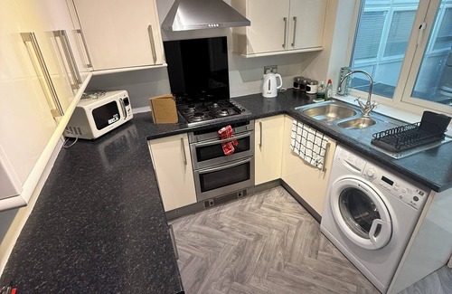 Brampton House | 3 bedroom spacious home Parking and WiFi sleeps 5
