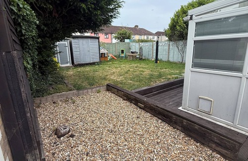 Brampton House | 3 bedroom spacious home Parking and WiFi sleeps 5