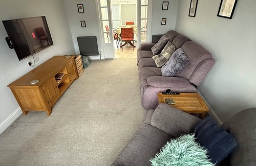 Brampton House | 3 bedroom spacious home Parking and WiFi sleeps 5