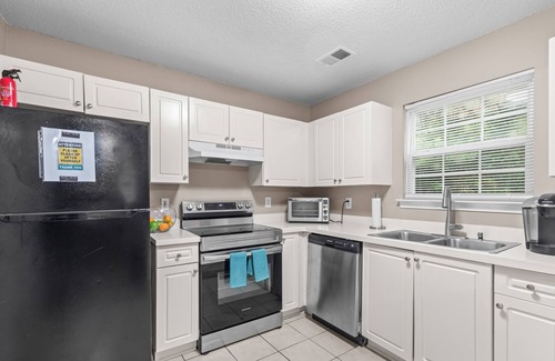 Stockbridge House | 3-bedroom Spectacular Quiet Townhome with Modern Comfort