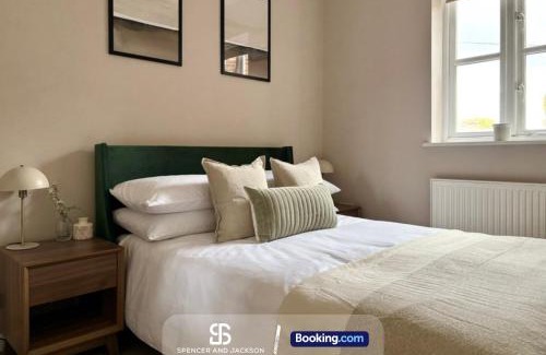 Oxford City Centre House | 3 Bedroom Stylish Oxford Townhouse Near The University By Spencer And Jackson Short Lets & Serviced Accommodation