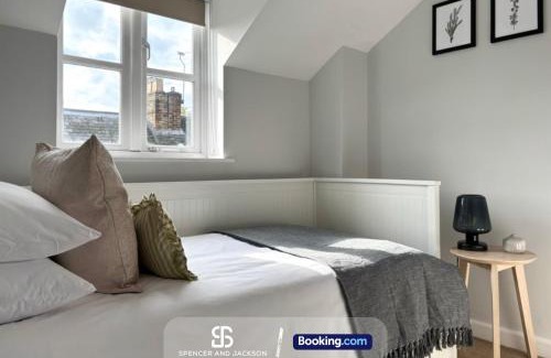 Oxford City Centre House | 3 Bedroom Stylish Oxford Townhouse Near The University By Spencer And Jackson Short Lets & Serviced Accommodation
