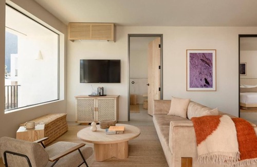 Downtown Palm Springs Hotel | 3 Bedroom Suite/Downtown Palm Springs/Full Kitchen and Living Area