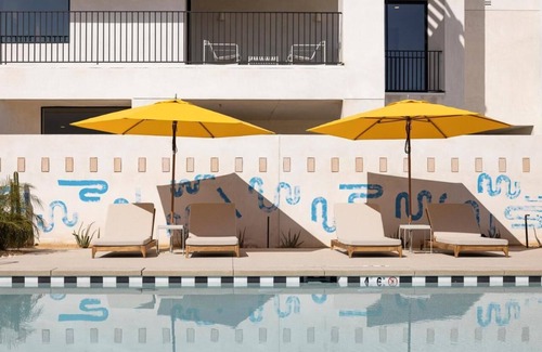 Downtown Palm Springs Hotel | 3 Bedroom Suite/Downtown Palm Springs/Full Kitchen and Living Area