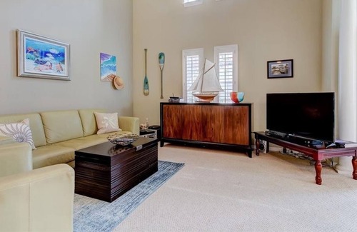 Downtown Dunedin House | 3 Bedroom Townhome (318647) by Houzlet