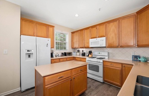 Bayside Condo | 3 Bedroom Townhome in Bayside, Berlin!