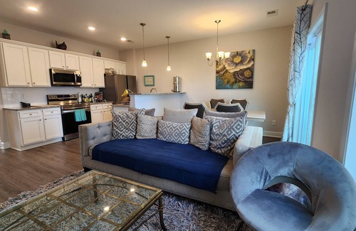 Huntcliff House | 3-bedroom townhome in terrific Elgin with AC, WiFi