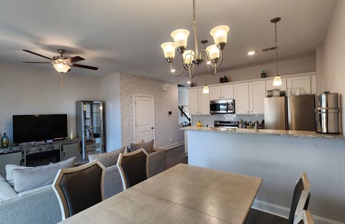 Huntcliff House | 3-bedroom townhome in terrific Elgin with AC, WiFi