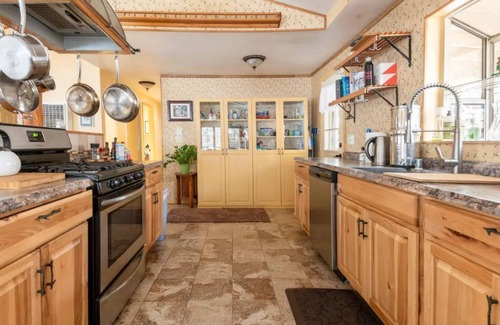 Tehachapi House | 3-bedroom vacation home just 10 minutes from Tehachapi