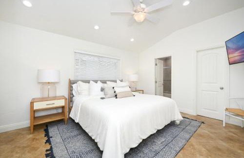 Balboa Peninsula House | 3 Bedroom with Park and Beach in your Backyard!