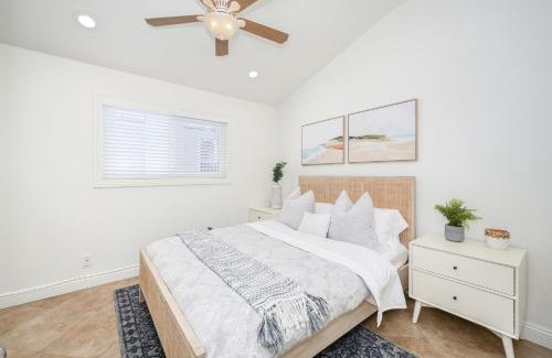 Balboa Peninsula House | 3 Bedroom with Park and Beach in your Backyard!