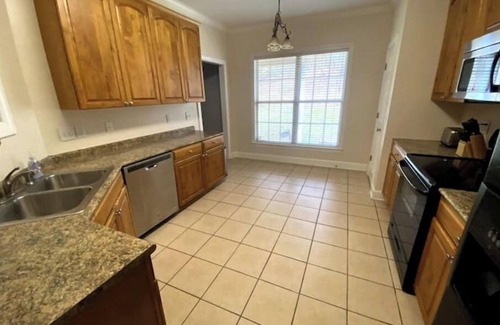 Starkville House | 3 Bedrooms 1 mile from campus