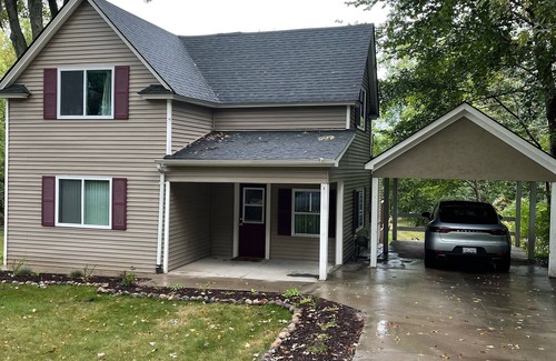 Rochester House | 3 Bedrooms, 2 Baths. House Walking Distance to Rochester Downtown. Sleeps 5.