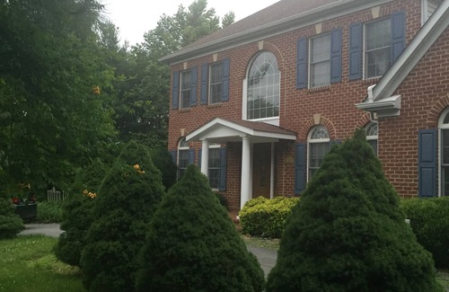 North Potomac House | 3 bedrooms 3 baths, bright & Spacious ,free parkings, fast wifi, massage chair
