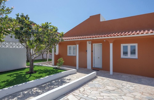 Penina House | 3 Bedrooms Renovate House, 10 minutes drive to the beach. Private Pool