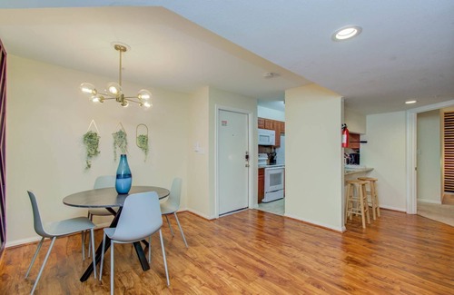 South Main Apartment | 3 Bedrooms, Spacious Central Condo w Pool