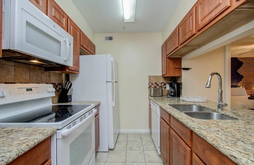 South Main Apartment | 3 Bedrooms, Spacious Central Condo w Pool