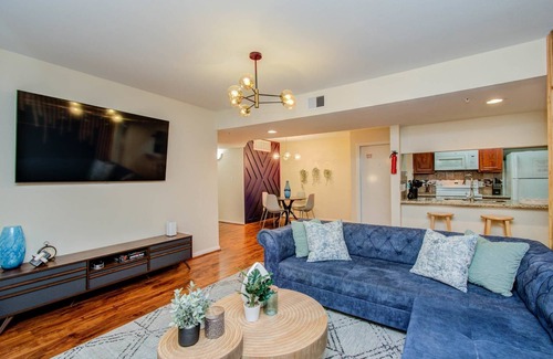 South Main Apartment | 3 Bedrooms, Spacious Central Condo w Pool