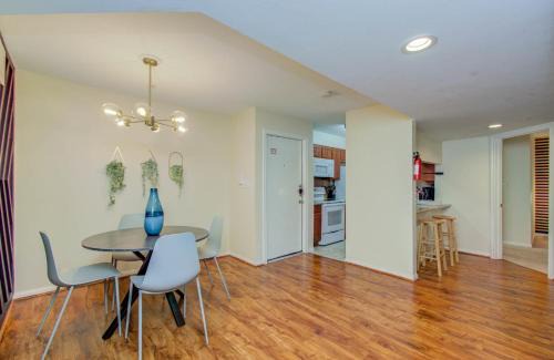 South Main Apartment | 3 Bedrooms Spacious Central Condo w Pool