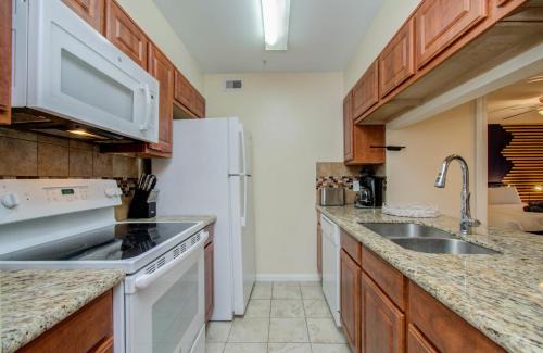 South Main Apartment | 3 Bedrooms Spacious Central Condo w Pool