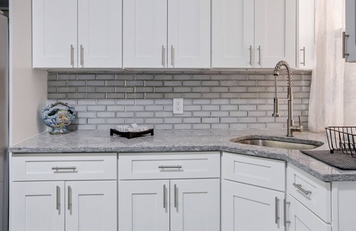 Orange Apartment | 3 Bedrooms with Parking. Easy ride to NYC , Newark and The American Dream Mall