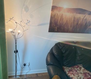 North Glasgow Apartment | 3 beds in a 2 bedroom COSY apartment located close to city centre Glasgow