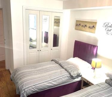 North Glasgow Apartment | 3 beds in a 2 bedroom COSY apartment located close to city centre Glasgow