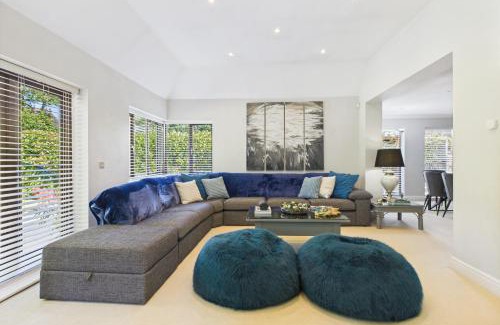 West Byfleet House | 3 beds Luxury Family Home with Self-Check in & Direct Train to London