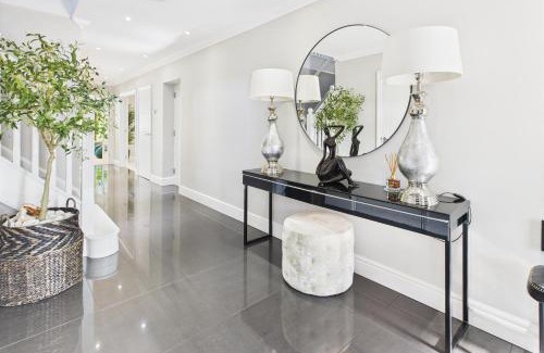 West Byfleet House | 3 beds Luxury Family Home with Self-Check in & Direct Train to London