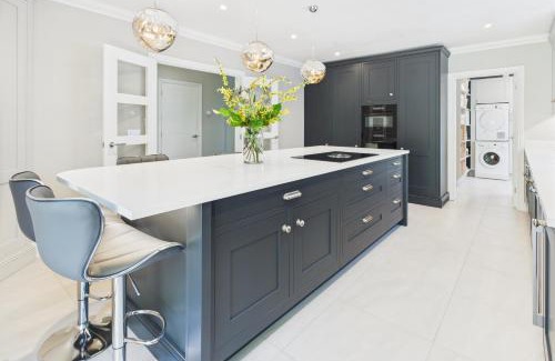 West Byfleet House | 3 beds Luxury Family Home with Self-Check in & Direct Train to London