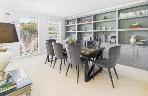 West Byfleet House | 3 beds Luxury Family Home with Self-Check in & Direct Train to London