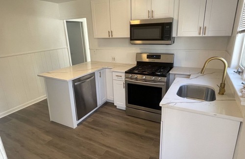 Wall House | 3 Blocks From The Beach Just Renovated 3 Bdrm Plus Den
