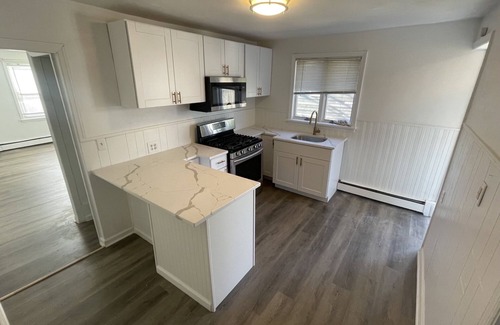 Wall House | 3 Blocks From The Beach Just Renovated 3 Bdrm Plus Den