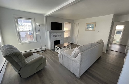 Wall House | 3 Blocks From The Beach Just Renovated 3 Bdrm Plus Den