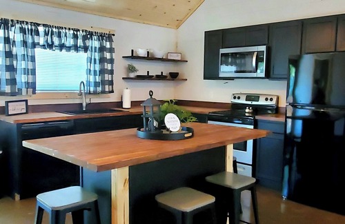 Stockton Cabin | 3 blocks to Cabins At Stockton Lake & Venue At Stockton Lake.