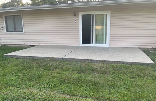 Champaign House | 3-BR 2-bath house in marvelous Urbana with WiFi, AC. Near Campus.Enjoy your stay