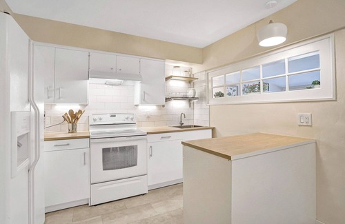 Imperial Point House | 3 BR/2 Miles Beach/Safe & Secure Imperial Point neighborhood.