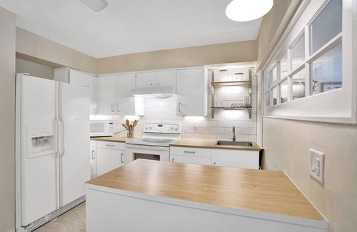Imperial Point House | 3 BR/2 Miles Beach/Safe & Secure Imperial Point neighborhood.