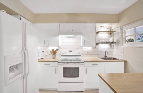 Imperial Point House | 3 BR/2 Miles Beach/Safe & Secure Imperial Point neighborhood.
