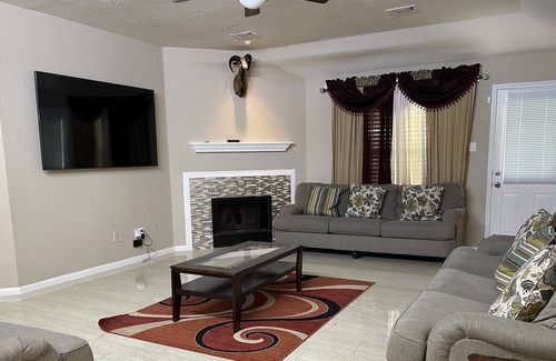 Mission Bend House | 3 BR/2Bath | Freshly Renovated Home w/ King Bed |