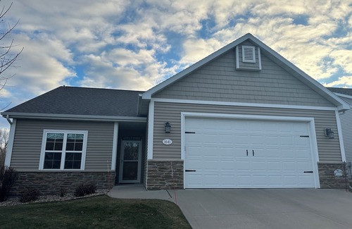 Neenah House | 3-br 3 bath 3 miles to Appleton Airport, 15 min to EAA