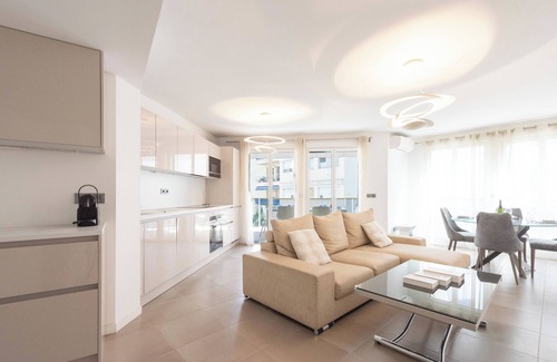 Pointe Croisette Apartment | 3-Br Apartment with Pool, Parking & Beaches 100m away