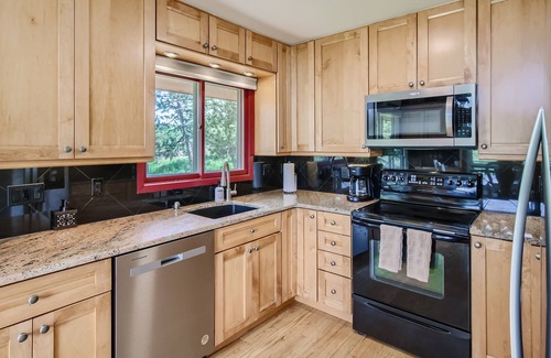 Boulder House | 3 BR Family friendly Mountain Home with deck and views