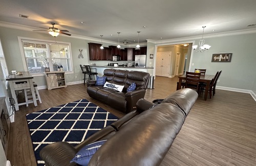 Milledgeville Condo | 3 BR Lake Retreat King Bed, Deep Water Docks, & High Speed Wi-Fi