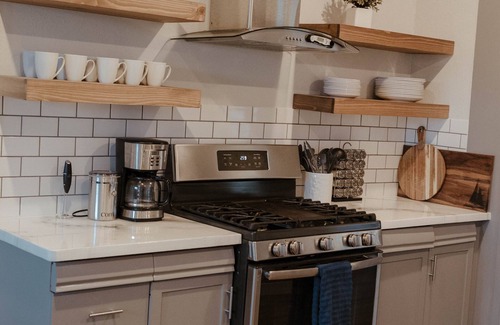 Central Tacoma Apartment | 3 BR Modern Tacoma Apartment Home