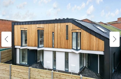 South Richmond House | 3-BR Sleeps 6 - Central Richmond - Private Terrace